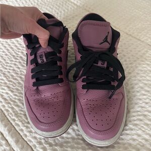 Women’s Nike Jordans size 5